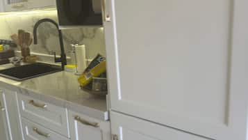 Frigorifero, microonde, piano cottura, macchina per tè/caffè