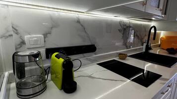 Réfrigérateur, micro-ondes, plaque de cuisson, cafetiÚre/bouilloire