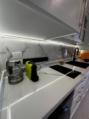 Fridge, microwave, stovetop, coffee/tea maker - Somabay Beach Cabana - Great Kite Surfing - Luxury Beach Front (Red Sea Governorate)