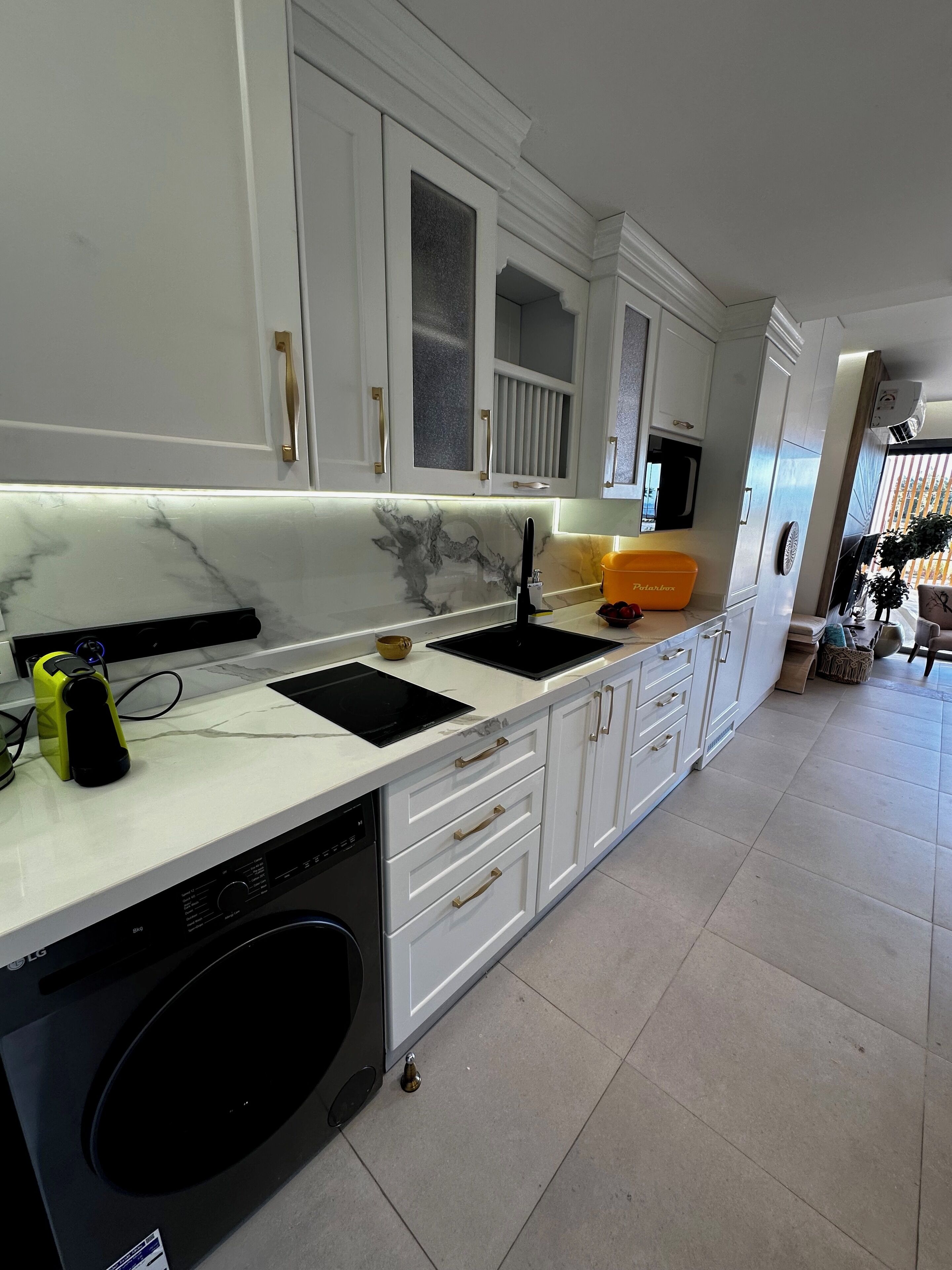 Kjøleskap, mikrobølgeovn, kokeplater og kaffetrakter/tekoker