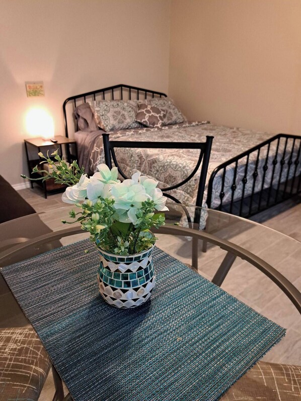 Iron/ironing board, WiFi, bed sheets