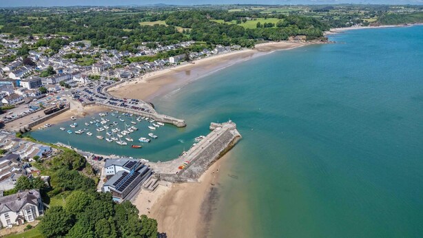 An aerial view of a coastal town with a marina, sandy beach, and residential areas. - 29 Rhodewood House - 2 Bedroom - Saundersfoot (Saundersfoot)
