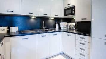 Apartment (2 Bedrooms) | Private kitchen | Microwave, oven, stovetop, dishwasher