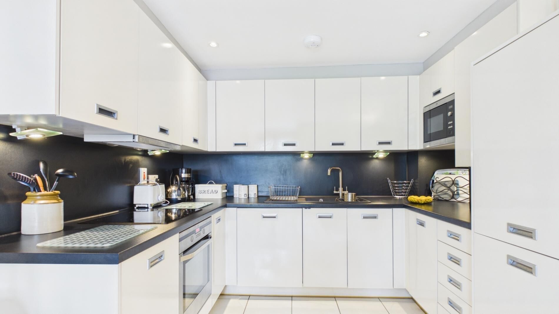 Apartment (2 Bedrooms) | Private kitchen | Microwave, oven, stovetop, dishwasher