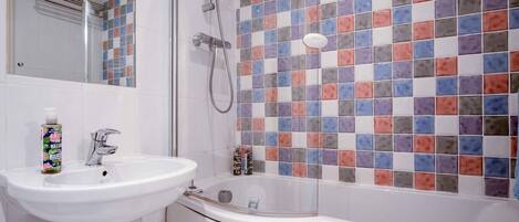 Apartment (2 Bedrooms) | Bathroom | Towels