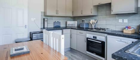 House (3 Bedrooms) | Private kitchen | Microwave, oven, stovetop, dishwasher