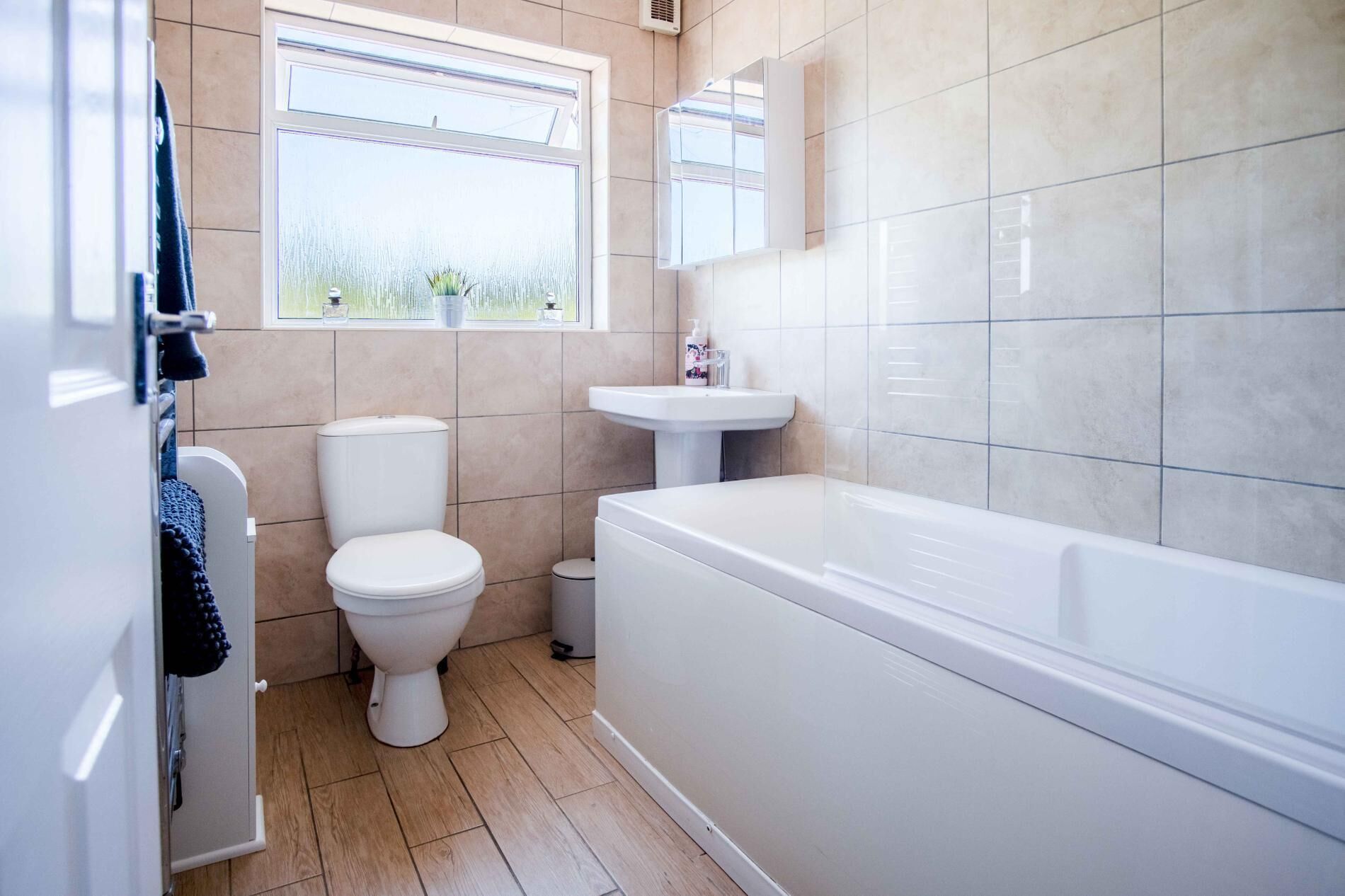 Une salle de bain comprenant des toilettes, un lavabo et une baignoire.