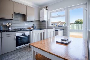 Floor plan - Larkfield - 3 Bedroom Holiday Home - Penally (Tenby)