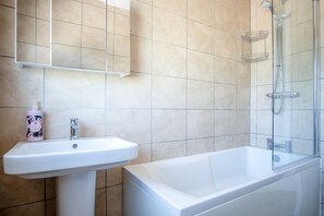 Rumah (3 Bedrooms) | Kamar mandi | Kombinasi shower/bathtub dan handuk