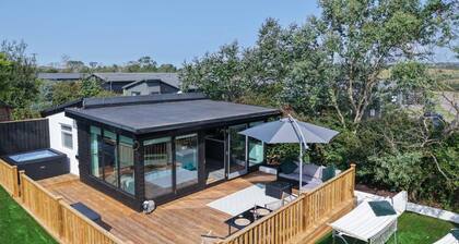 Cedars Lodge - Hot Tub - Penally - Tenby