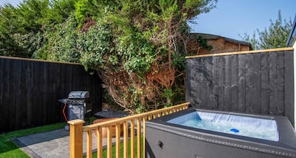 Cedars Lodge - Hot Tub - Penally - Tenby