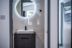 Chalet (1 Bedroom) | Bathroom | Shower, towels - Cedars Lodge - Hot Tub - Penally - Tenby (Tenby)