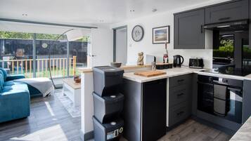 Chalet (1 Bedroom) | Dapur peribadi | Ketuhar gelombang mikro, ketuhar, dapur, cerek elektrik