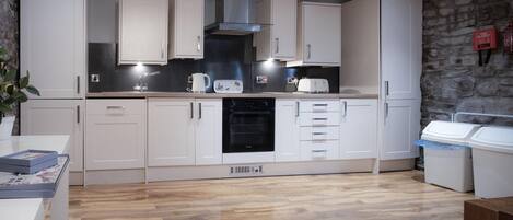 Cottage (3 Bedrooms) | Private kitchen | Microwave, oven, stovetop, electric kettle