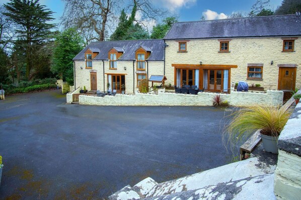 Floor plan - Fletcher Coach House - 3 Bedroom Cottage - Pendine (Carmarthen)