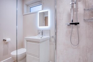 Apartment (1 Bedroom) | Bathroom | Shower, towels