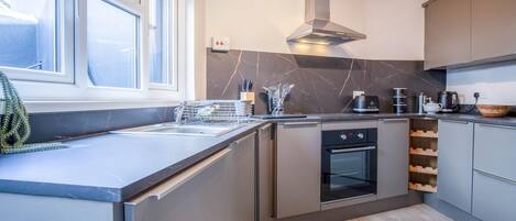 Casa (3 Bedrooms) | Cozinha privada | Micro-ondas, fogão, cooktop, lava-louças