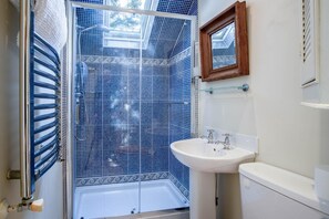 Cottage (2 Bedrooms) | Bathroom | Towels - Fern Cottage - 2 Bedroom Cottage - St. Florence (Tenby)