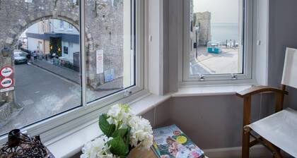 Beachcomber Seaside Apartment - 2 Bedroom - Tenby