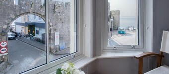 Beachcomber Seaside Apartment - 2 Bedroom - Tenby