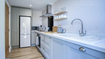 Apartment (2 Bedrooms) | Private kitchen | Microwave, oven, stovetop, dishwasher