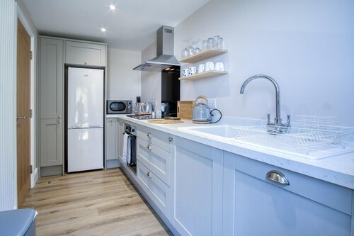 Waterfront 2 - 2 Bedroom Apartment - Wisemans Bridge