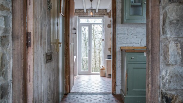 A hallway with a tiled floor leading to a door with a glass panel. - Woodcocks House - 3 Bedroom Holiday Home - Kilgetty (Kilgetty)