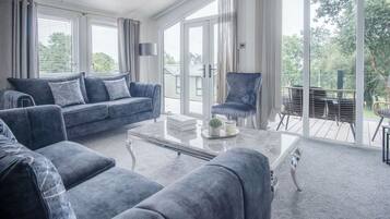 Căn hộ (3 Bedrooms) | Khu phòng khách | TV 32-inch có truyền hình cáp