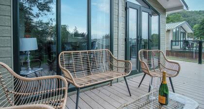 1 Manor Lodge - 3 Bedroom Lodge - Pendine