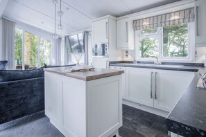 Microondas, horno, placa de cocina y lavavajillas