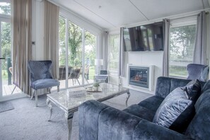 Apartamento (3 Bedrooms) | Zona de estar | Televisión de 32 pulgadas con canales por cable