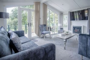 32-inch TV with cable channels - 1 Manor Lodge - 3 Bedroom Lodge - Pendine (Carmarthen)