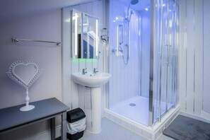 Căn hộ (1 Bedroom) | Phòng tắm | Buồng tắm vòi sen, khăn tắm 