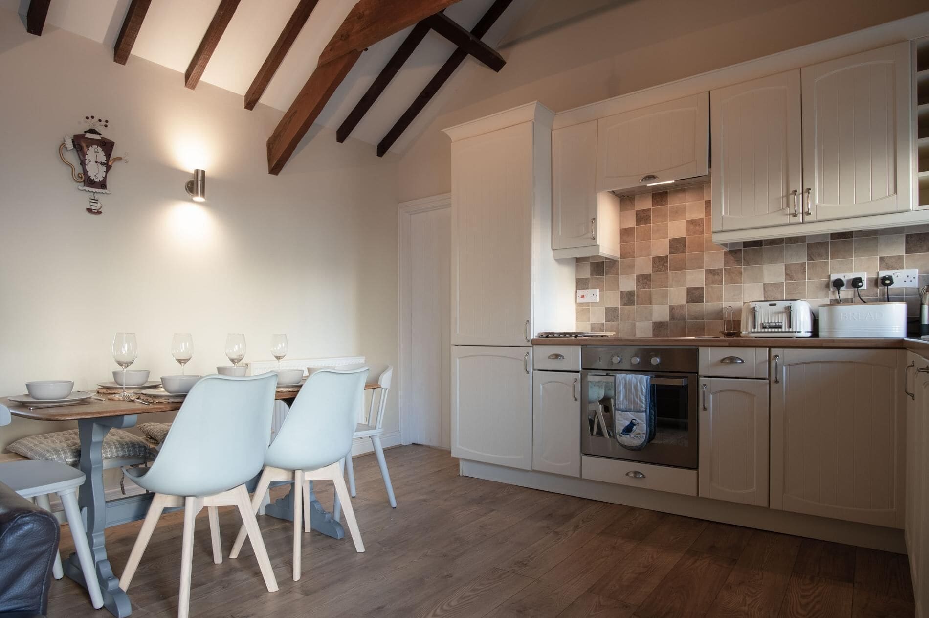 Cottage (3 Bedrooms) | Privékeuken | Een microgolfoven, een oven, een kookplaat, een vaatwasser