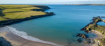 The Old Stables - 3 Bedroom Cottage - Angle