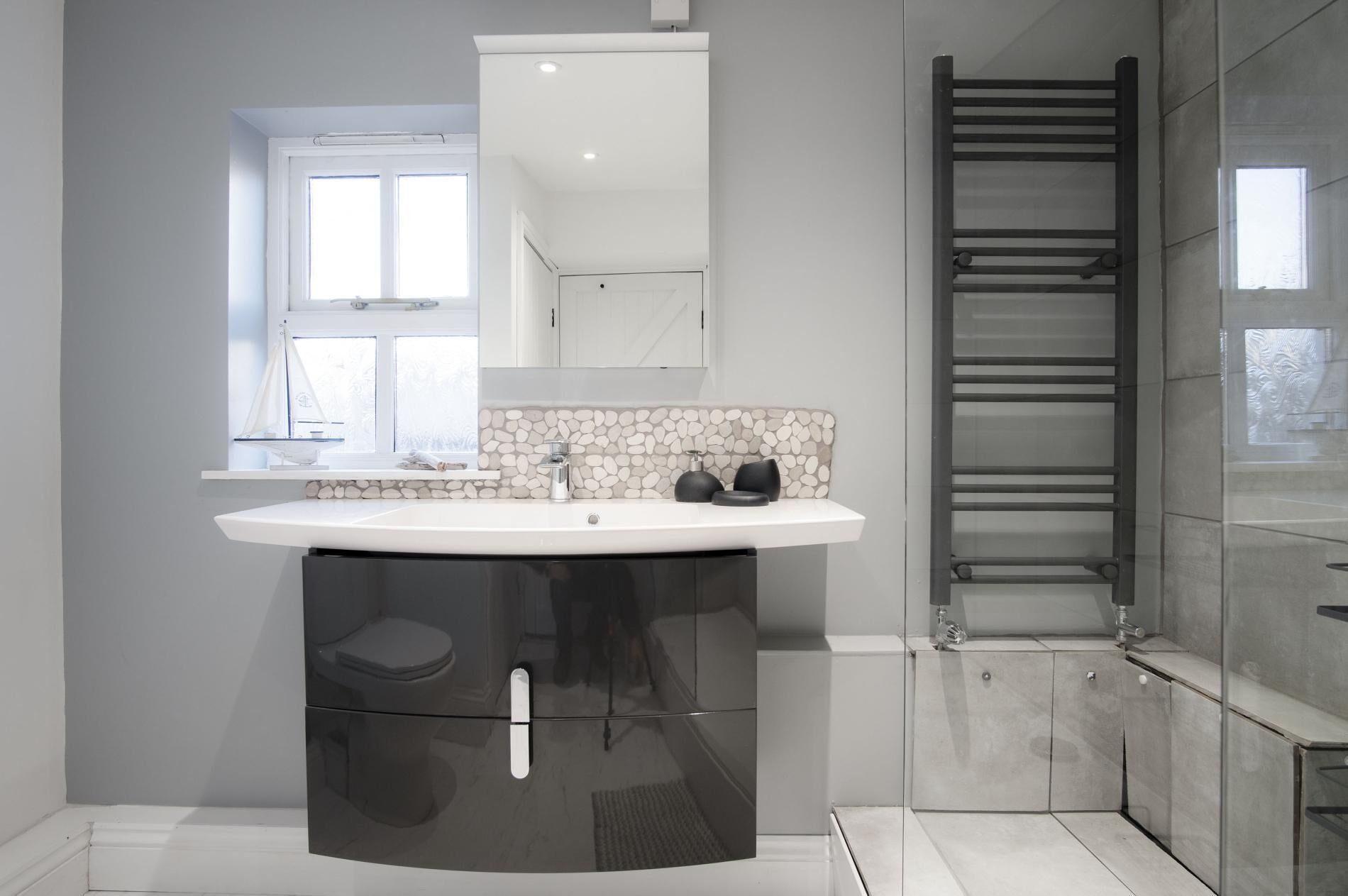 Cottage (3 Bedrooms) | Badkamer | Een douche, handdoeken