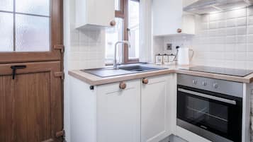Cottage (2 Bedrooms) | Private kitchen | Microwave, oven, dishwasher, electric kettle