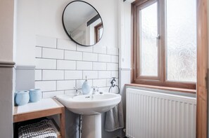 Cottage (2 Bedrooms) | 2 bedrooms, premium bedding, bed sheets - The Brambles - 2 Bedroom Cottage - Llanteg (Narberth)