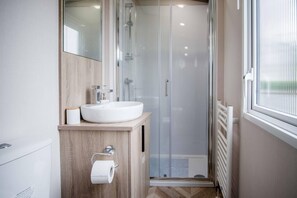 公寓 (2 Bedrooms) | 浴室 | 淋浴设施、毛巾