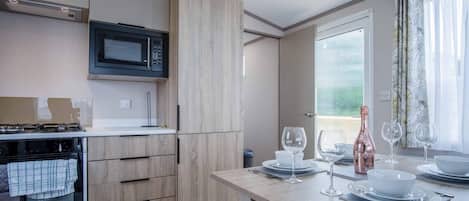 Apartment (2 Bedrooms) | Private kitchen | Microwave, oven, stovetop, electric kettle