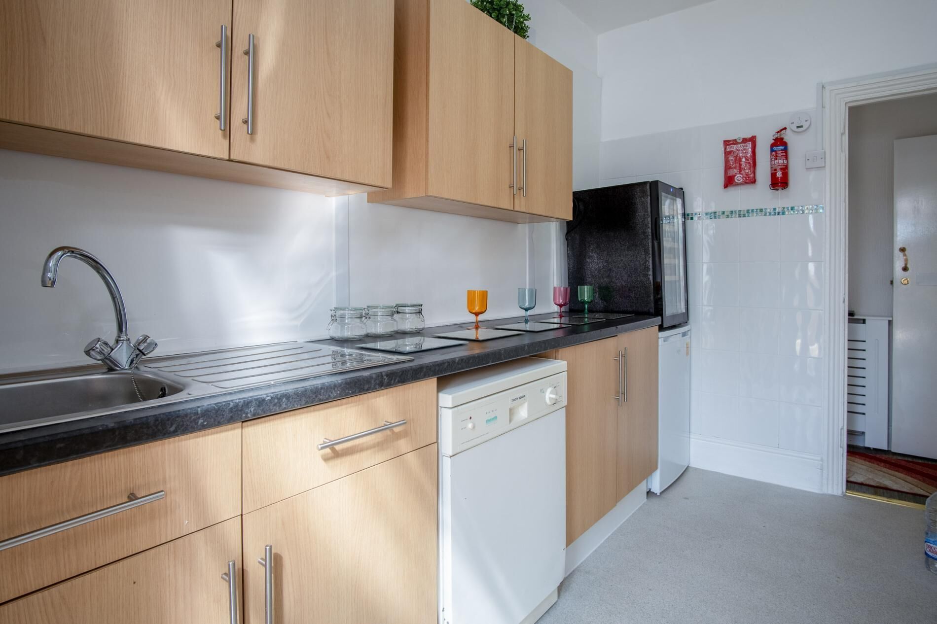 Appartement (2 Bedrooms) | Privékeuken | Een microgolfoven, een oven, een kookplaat, een waterkoker