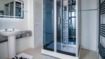 Appartement (2 Bedrooms) | Badkamer | Een douche, handdoeken