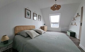 4 bedrooms, iron/ironing board, free WiFi, bed sheets