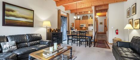 Condo, 3 Bedrooms | Living area