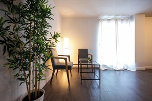Interior - Cozy 1BR Downtown Montreal | Sofa Sleeps 2 | Prime Location (Montréal)