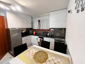 Refrigerador, microondas, placa de cocina, lavavajillas