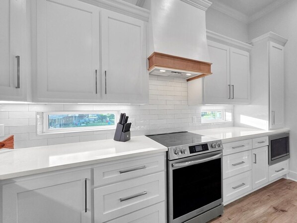 House, 4 Bedrooms | Private kitchen