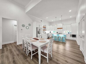 Maison, 4 chambres | Restauration