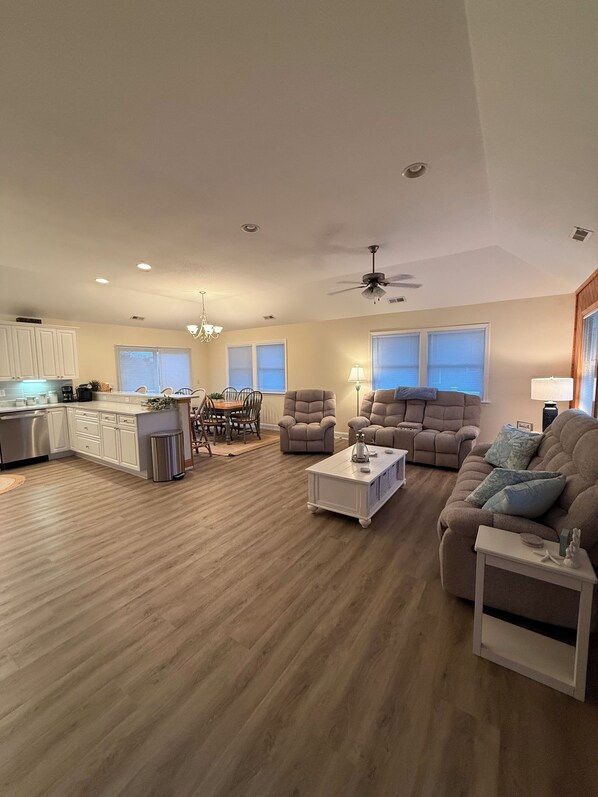 Smart TV, video games, DVD player - 4-Bedroom House w/HOT TUB-Beach, Entertainment and Restaurants Close Proximity (Kitty Hawk)