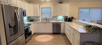 4-Bedroom House w/HOT TUB-Beach, Entertainment and Restaurants Close Proximity